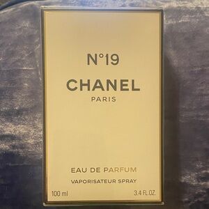 Chanel N°19